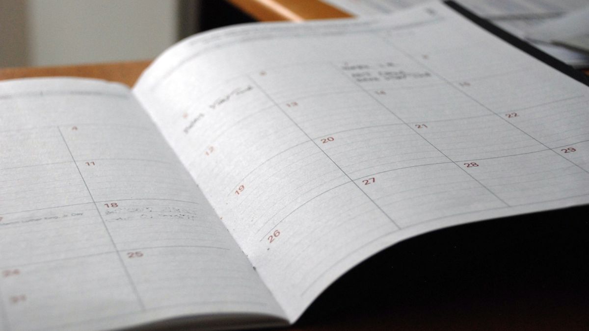 Agenda de papel aberta em uma página de calendário mensal